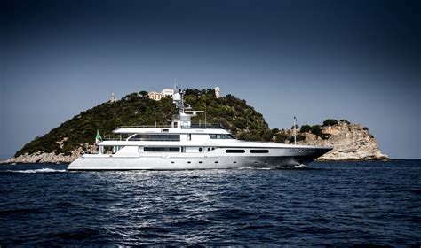 Regina: Inside Dolce and Gabbana’s 50m yacht asking €  